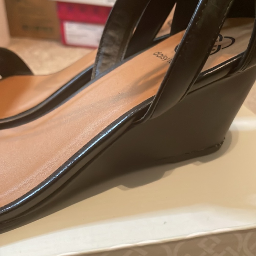 Low wedge sandals 8.5 - Picture 9 of 9